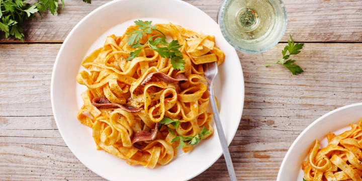 Tagliatelle met paprikasaus en ansjovis